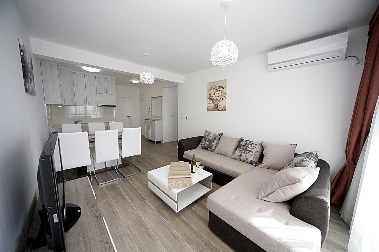 Sea Star Apartment Добра вода Екстериор снимка