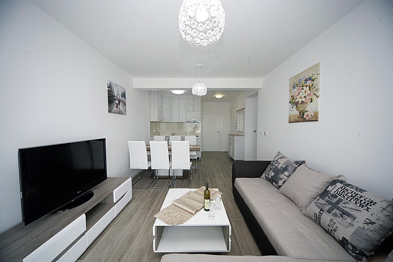 Sea Star Apartment Добра вода Екстериор снимка