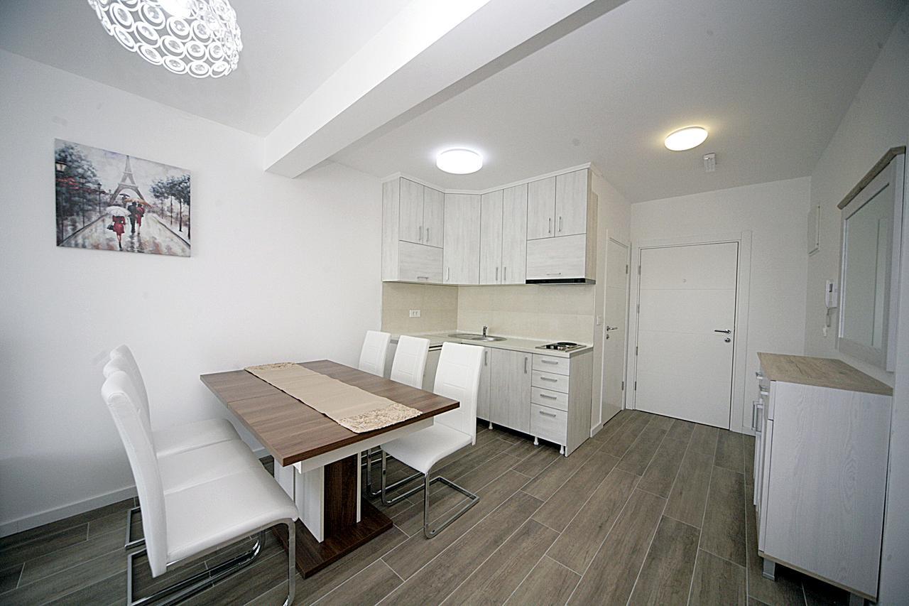 Sea Star Apartment Добра вода Екстериор снимка
