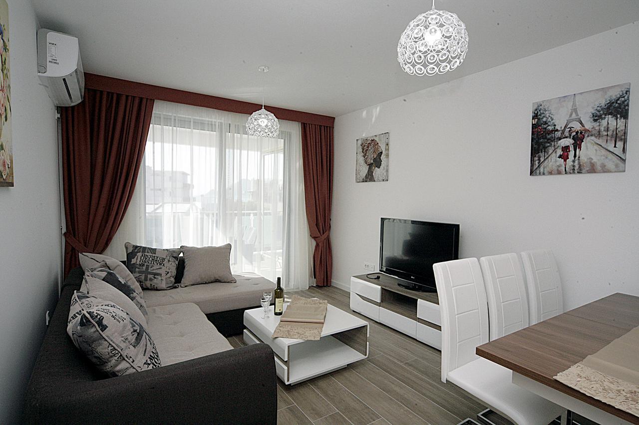 Sea Star Apartment Добра вода Екстериор снимка