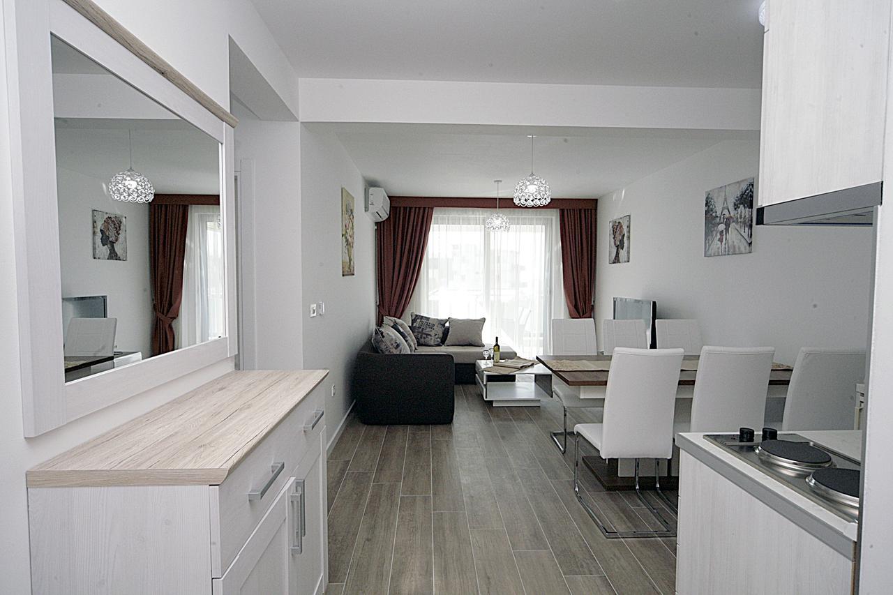 Sea Star Apartment Добра вода Екстериор снимка
