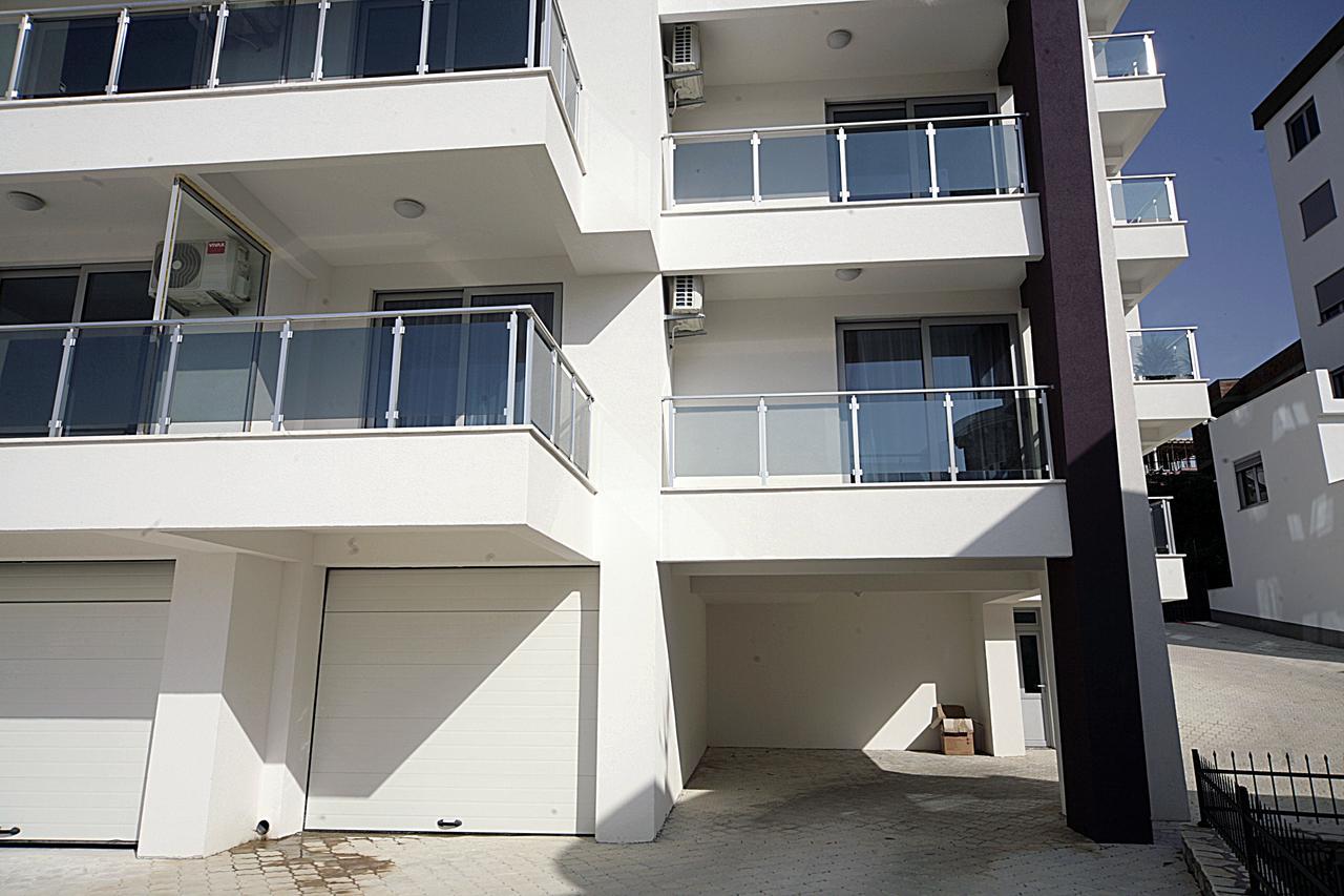 Sea Star Apartment Добра вода Екстериор снимка