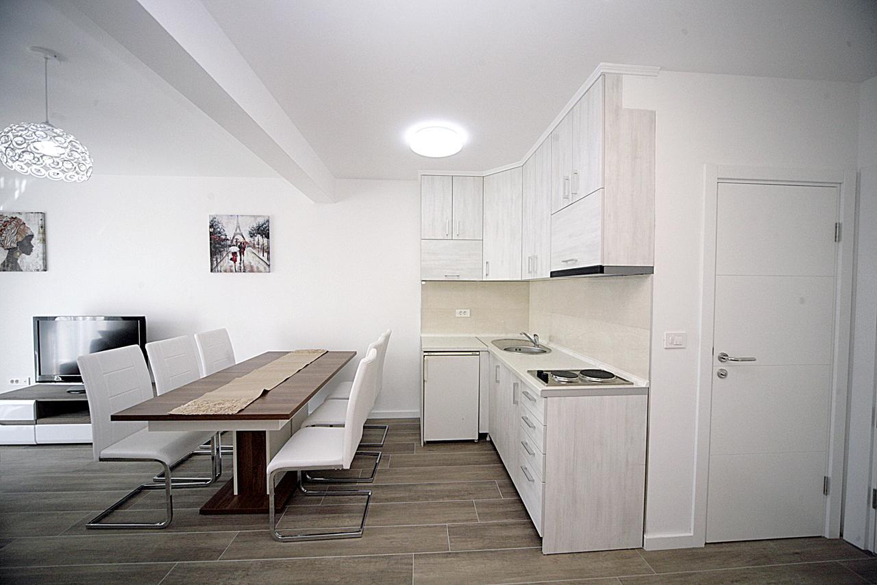 Sea Star Apartment Добра вода Екстериор снимка