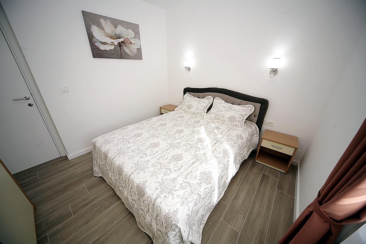 Sea Star Apartment Добра вода Екстериор снимка