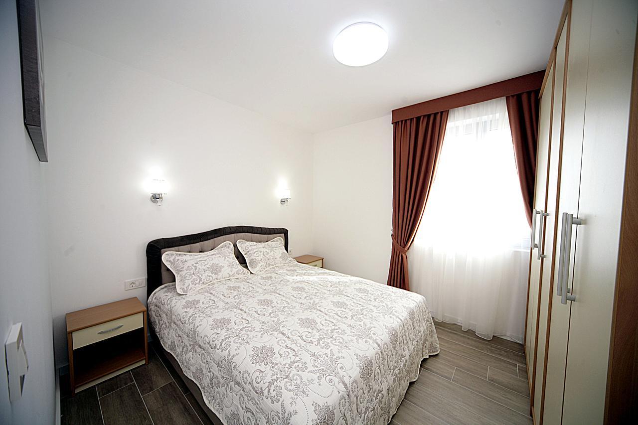 Sea Star Apartment Добра вода Екстериор снимка