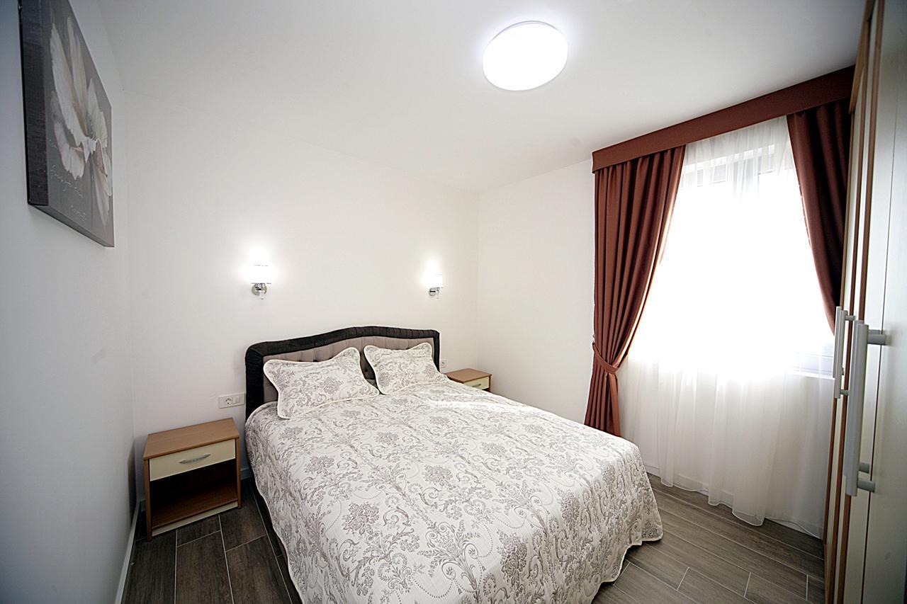 Sea Star Apartment Добра вода Екстериор снимка