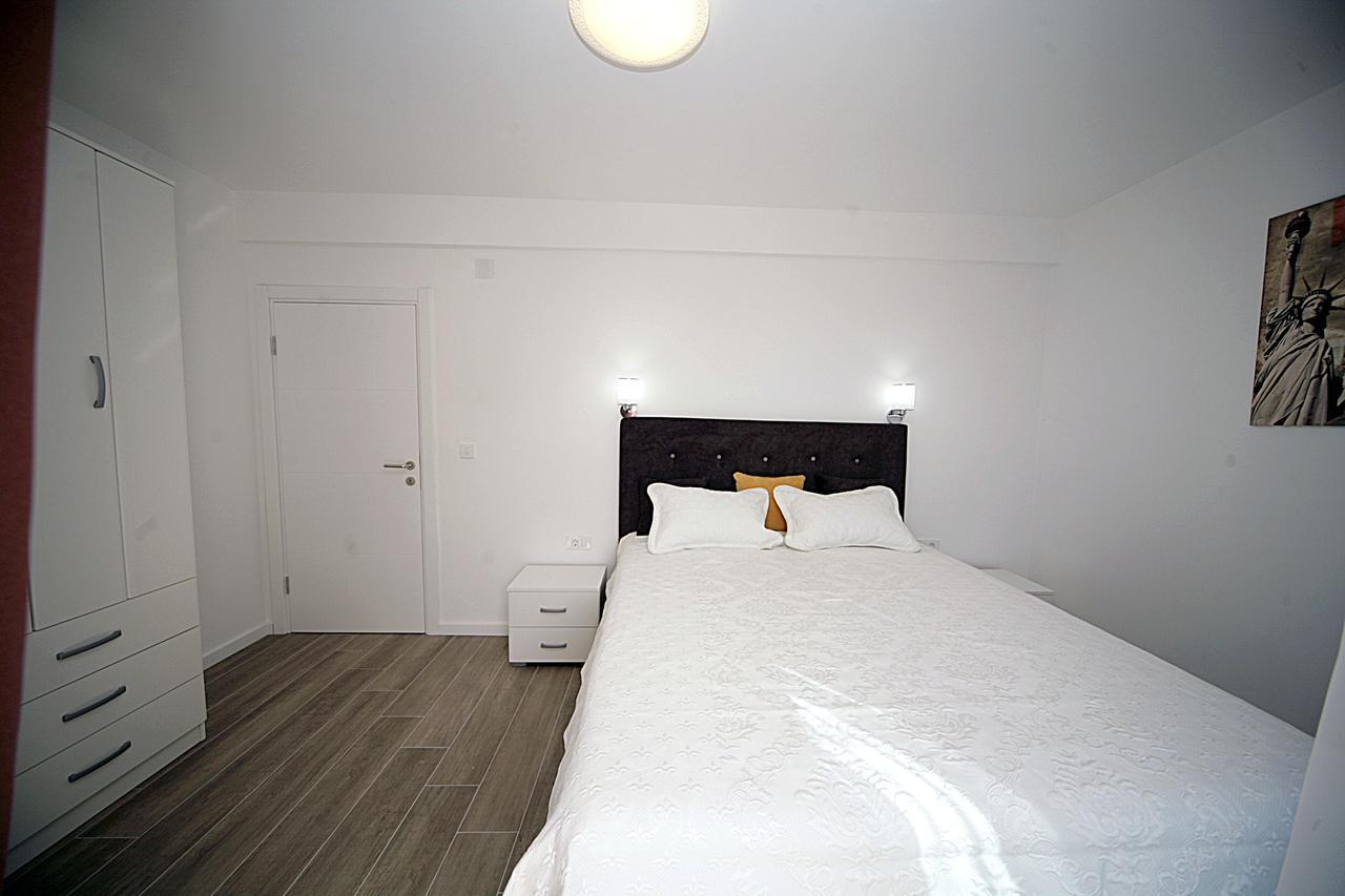 Sea Star Apartment Добра вода Екстериор снимка