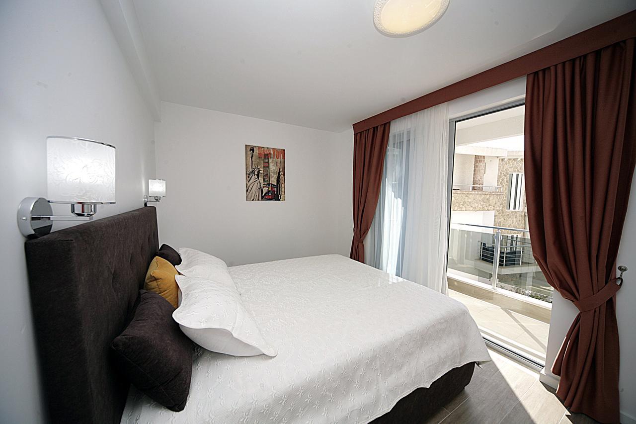 Sea Star Apartment Добра вода Екстериор снимка