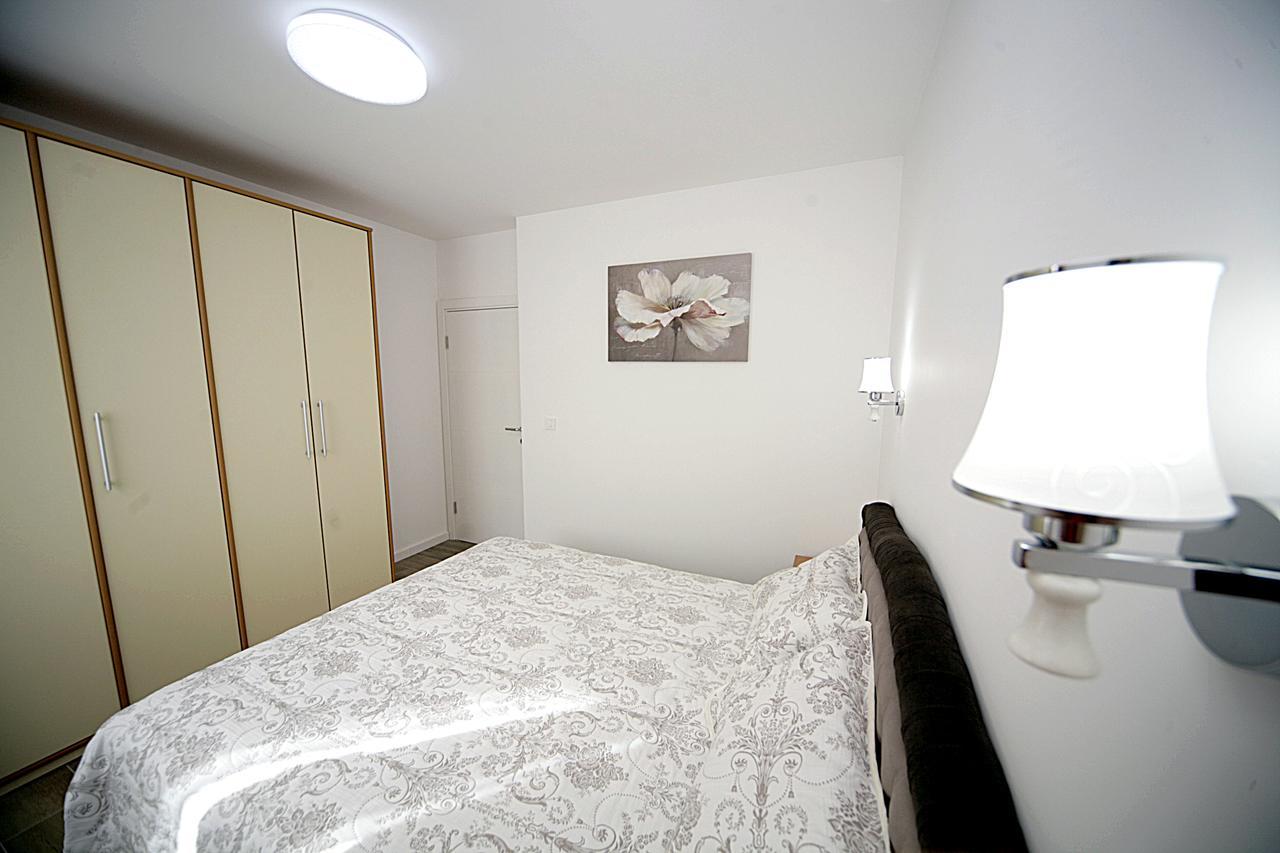 Sea Star Apartment Добра вода Екстериор снимка