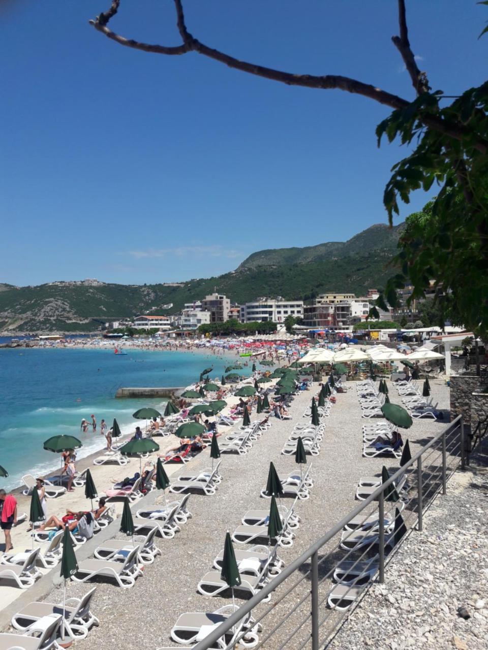 Sea Star Apartment Добра вода Екстериор снимка